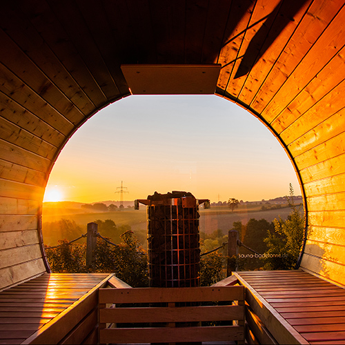 Weinfass-Sauna bei Sonnenaufgang